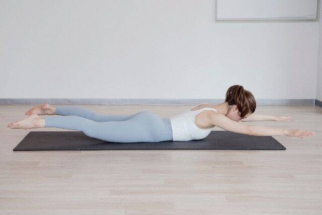 背中・ヒップ・体幹をまとめて引き締め。１日３セット【大人の体型リセットに効く】簡単ポーズ