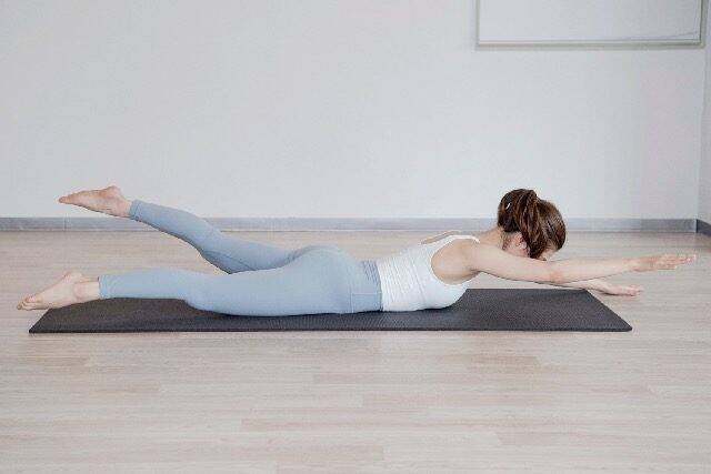 背中・ヒップ・体幹をまとめて引き締め。１日３セット【大人の体型リセットに効く】簡単ポーズ