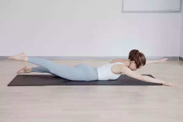 「背中・ヒップ・体幹をまとめて引き締め。１日３セット【大人の体型リセットに効く】簡単ポーズ」の画像