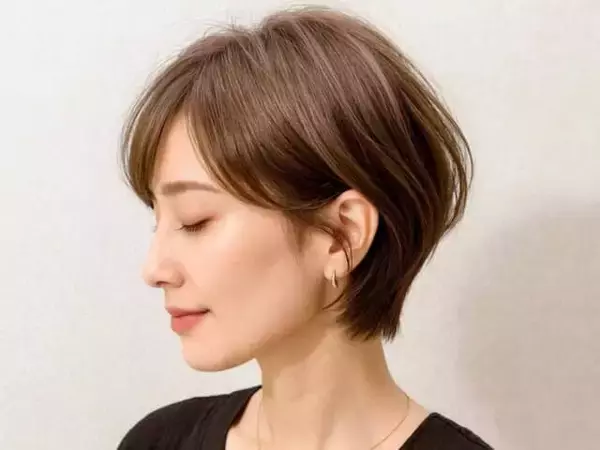 「髪型が“おば見え”の原因に？大人世代がやりがちな「NGヘア」と「若見え正解例」」の画像