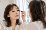 「しっかりアイメイクなのに軽い。2026春夏、大人世代の“抜け感まつ毛”正解バランス」の画像1