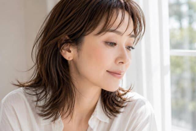 しっかりアイメイクなのに軽い。2026春夏、大人世代の“抜け感まつ毛”正解バランス