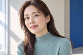 ハイネックに秋色リップ、重く見えない？髪を下ろす日・まとめる日のバランス術