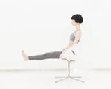「座ったまま“下腹−5cm”をめざす！若返りが加速する【お腹太りに効く】簡単エクササイズ」の画像1