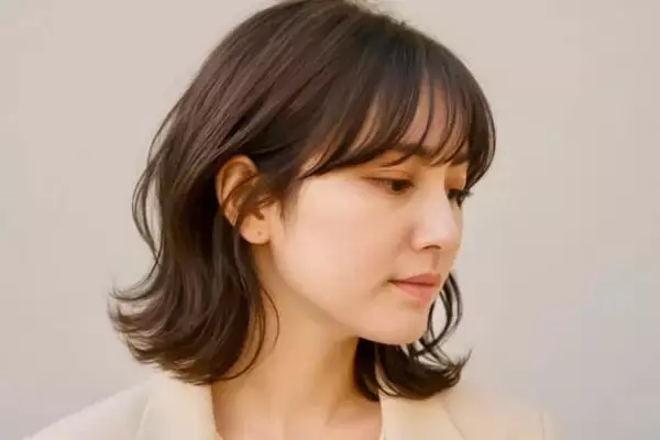 「【前髪・レイヤー・長さ】丸顔さん必見！小顔に見せる「黄金バランスヘア」完全ガイド」の画像