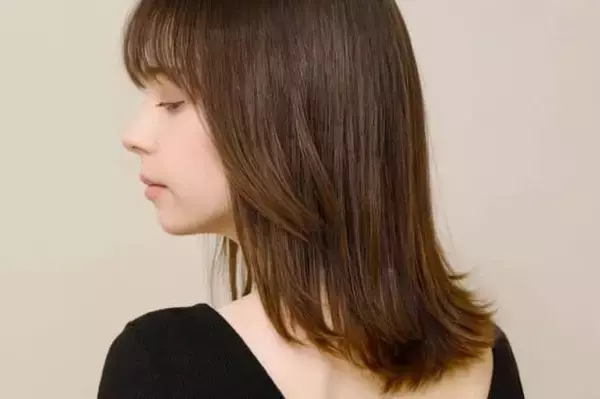 「【前髪・レイヤー・長さ】丸顔さん必見！小顔に見せる「黄金バランスヘア」完全ガイド」の画像