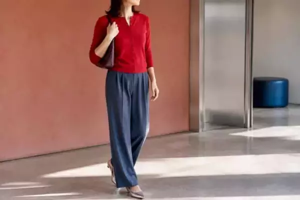 羽織るだけで終わらない。秋口の「赤カーディガン」はこう着る！大人の正解コーデ