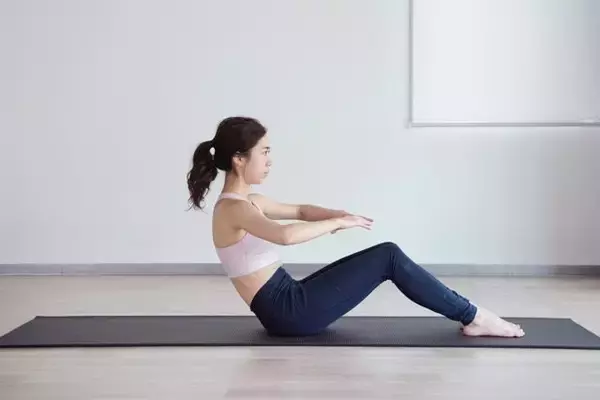 「ウエストのくびれ作りにも効果。１日10回【お腹がみるみる引き締まる】簡単習慣」の画像