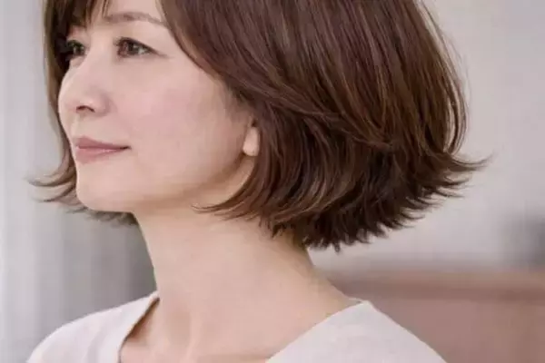 「外ハネにしておけば今っぽい？40代・50代のボブが古見えする「毛先ハネすぎ」問題」の画像