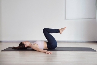 寝たまま脚を左右に倒すだけ。ぽっこりお腹＆腰まわりのスッキリ見えが叶う簡単エクササイズ