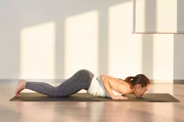 「後ろ姿で老け見えしない。１日１分【背中のもたつきを整える】簡単ポーズ」の画像