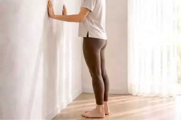 【最近、つまずきやすい…】立ったまま30秒。足先が上がりやすくなる簡単エクササイズ