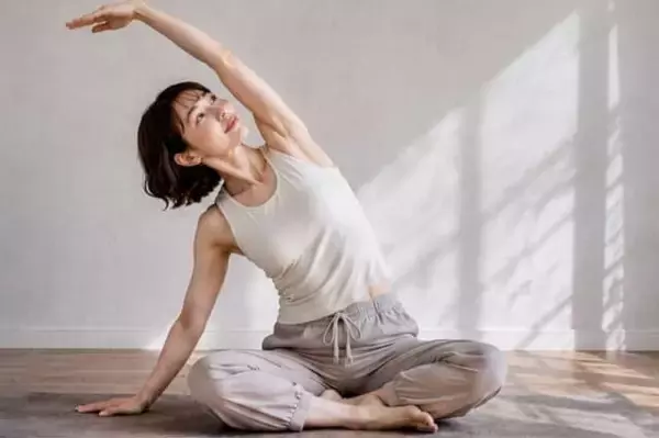 「脇腹の贅肉が落ちにくい…。40代以降が見直したい“くびれ印象”を取り戻す簡単習慣」の画像