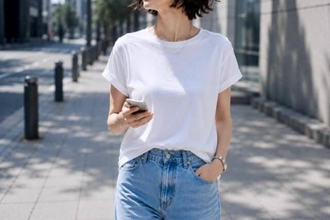 なぜか白Tシャツが部屋着っぽく見える…。40代・50代が見直したい“ネックライン”