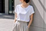 「なぜか白Tシャツが部屋着っぽく見える…。40代・50代が見直したい“ネックライン”」の画像2