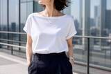 「なぜか白Tシャツが部屋着っぽく見える…。40代・50代が見直したい“ネックライン”」の画像3