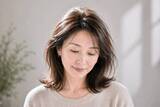 「【40代・50代】今っぽくて若々しい人は“分け目を作らない”。2026春・大人ヘアの正解」の画像2
