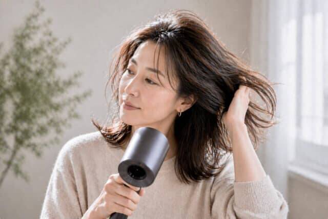 【40代・50代】今っぽくて若々しい人は“分け目を作らない”。2026春・大人ヘアの正解