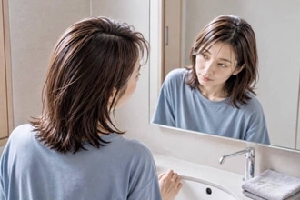 「なんとなく髪型が決まらない…」夏後半こそ見直したい“似合う分け目”の見つけ方