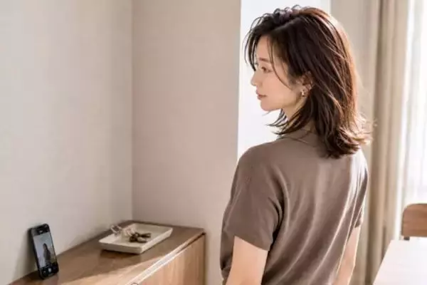 「「なんとなく髪型が決まらない…」夏後半こそ見直したい“似合う分け目”の見つけ方」の画像