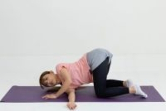 後ろ姿に差がつく。丸まり背中を整えて“スッキリ細見えボディ”に導く簡単ストレッチ