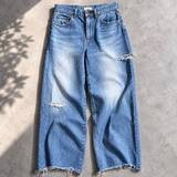 「【40代・50代】ダメージデニムが急に難しい…。見直したい“初夏のデニムコーデ”の正解」の画像1