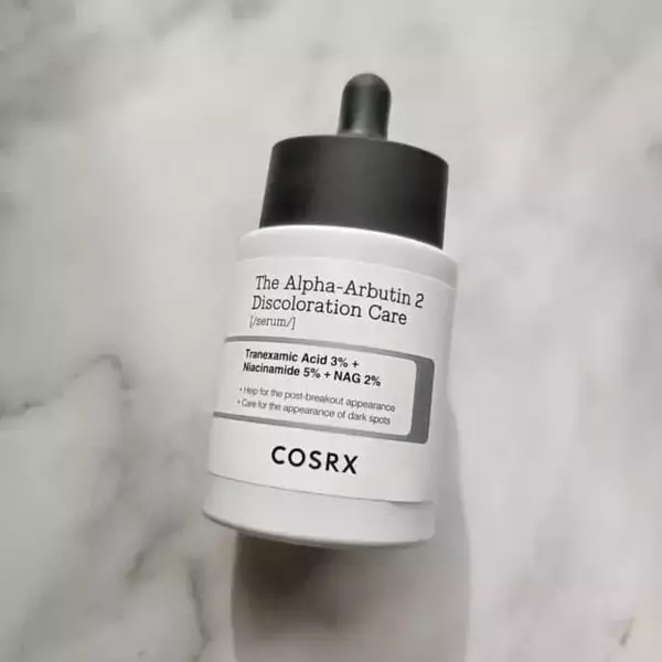 「透明感も毛穴もニキビ跡も。大人肌の悩みに効く“本気で使えた”実力派美容液３選」の画像