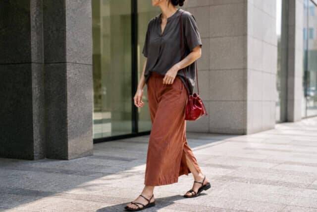全部を秋服にしなくていい。初秋コーデが洗練される「夏服の残し方」３つのポイント