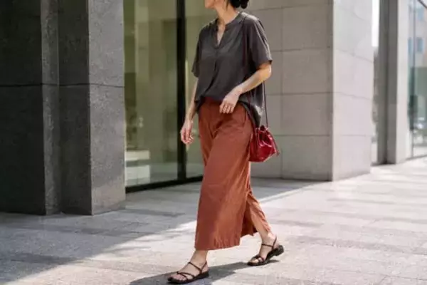 「全部を秋服にしなくていい。初秋コーデが洗練される「夏服の残し方」３つのポイント」の画像