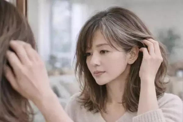 白髪を自然に馴染ませて、印象マイナス５歳。大人の品を引き出す「白髪ぼかしカラー」