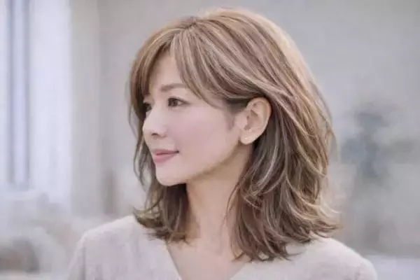 「白髪を自然に馴染ませて、印象マイナス５歳。大人の品を引き出す「白髪ぼかしカラー」」の画像