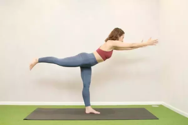 「体幹バランスを整えて背中から若返る。１日１セット【猫背＆腰まわりの印象を改善する】簡単ポーズ」の画像