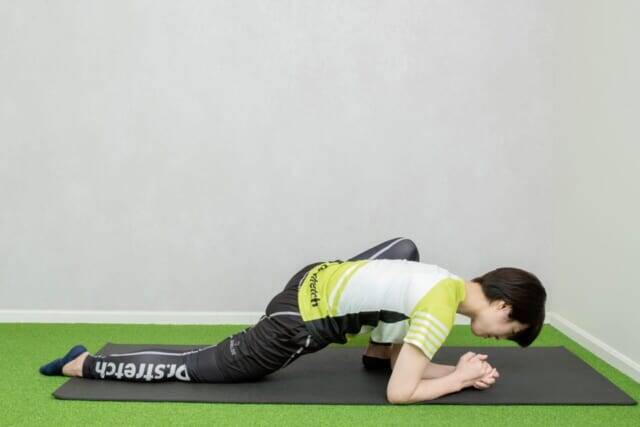 お腹ぽっこりとむくみ脚の分かれ道。大人世代が取り入れたい【股関節ケアに効く】簡単ストレッチ