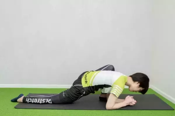 「お腹ぽっこりとむくみ脚の分かれ道。大人世代が取り入れたい【股関節ケアに効く】簡単ストレッチ」の画像