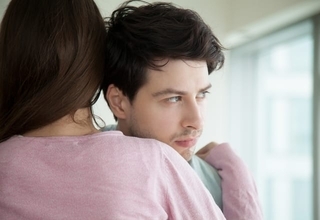 クールな印象とは裏腹に。意外と「独占欲が強い男性」に見られる特徴