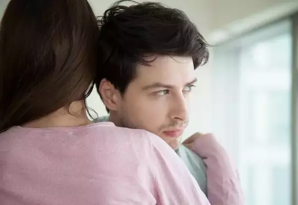 クールな印象とは裏腹に。意外と「独占欲が強い男性」に見られる特徴