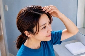 まとめ髪にしたら白髪が目立つ？次のヘアカラーまでを乗り切る「隠し方」