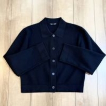 《GU》着るだけで“今どき上品”。大人の冬コーデを格上げする【襟付きニット】の最旬バランス