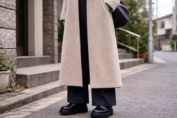 「ロングコートが似合わない…」の原因は足元にあり。40代・50代が見直すべき“丈バランス”の正解