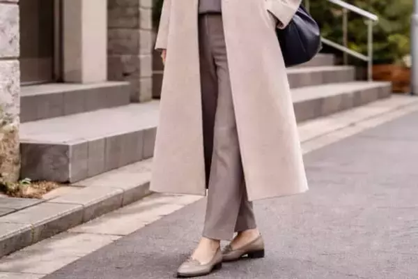 「「ロングコートが似合わない…」の原因は足元にあり。40代・50代が見直すべき“丈バランス”の正解」の画像