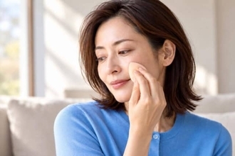 秋のファンデが厚く見える？頬の中央から薄く広げ、輪郭は塗り足さずに