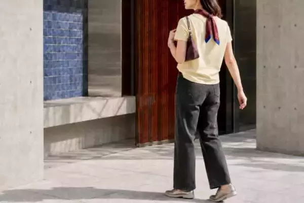 「いつもの夏服が一気に秋めく。「シルクスカーフ」２つの巻き方！大人の正解コーデ」の画像
