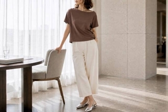 まだ暑い日は夏服のままで。晩夏コーデを新鮮に見せる「ブラウン」の取り入れ方３選