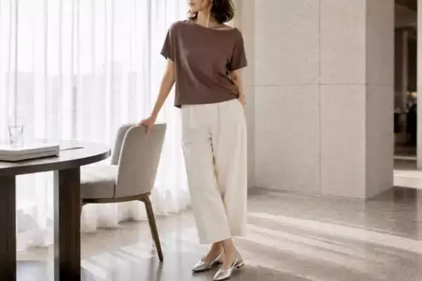 まだ暑い日は夏服のままで。晩夏コーデを新鮮に見せる「ブラウン」の取り入れ方３選