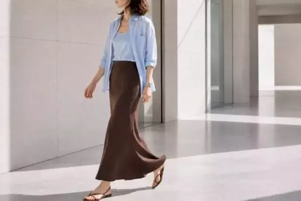 「まだ暑い日は夏服のままで。晩夏コーデを新鮮に見せる「ブラウン」の取り入れ方３選」の画像