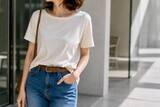 「まだ暑い日は夏服のままで。晩夏コーデを新鮮に見せる「ブラウン」の取り入れ方３選」の画像3