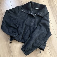 ニットより気軽でずっと暖かい。年末年始のワンマイルに最強な「大人のフリーストップス」活用術