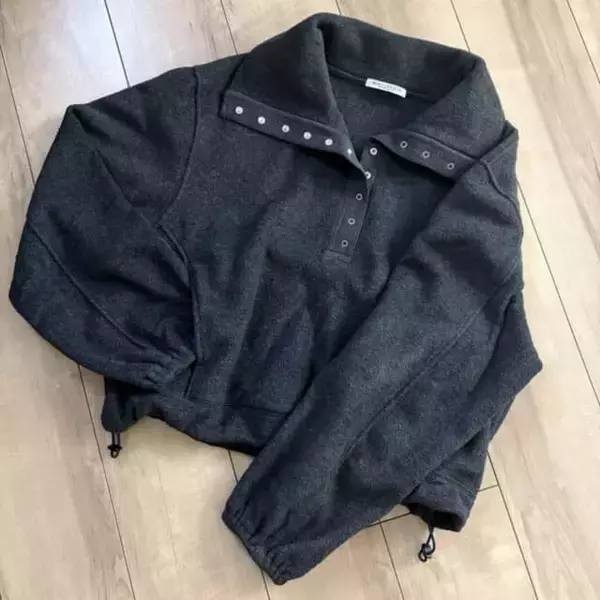 ニットより気軽でずっと暖かい。年末年始のワンマイルに最強な「大人のフリーストップス」活用術