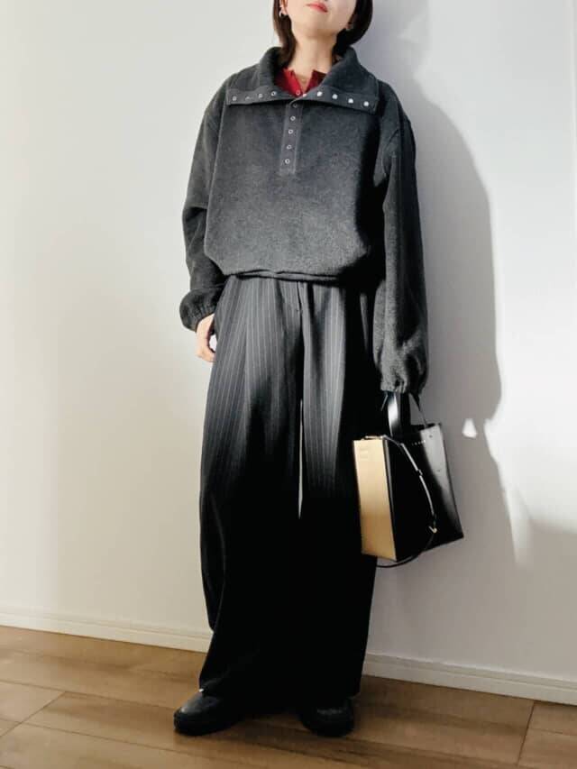 ニットより気軽でずっと暖かい。年末年始のワンマイルに最強な「大人のフリーストップス」活用術