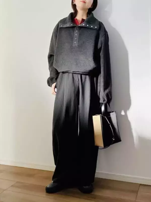 「ニットより気軽でずっと暖かい。年末年始のワンマイルに最強な「大人のフリーストップス」活用術」の画像